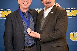 Daniel Mallette en compagnie du sénateur mexicain Napoléon Gomez.